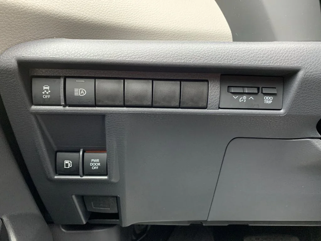 Used 2021  Toyota LE image 33
