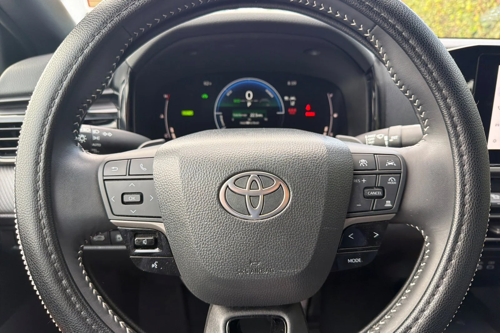 Used 2025  Toyota SE image 28