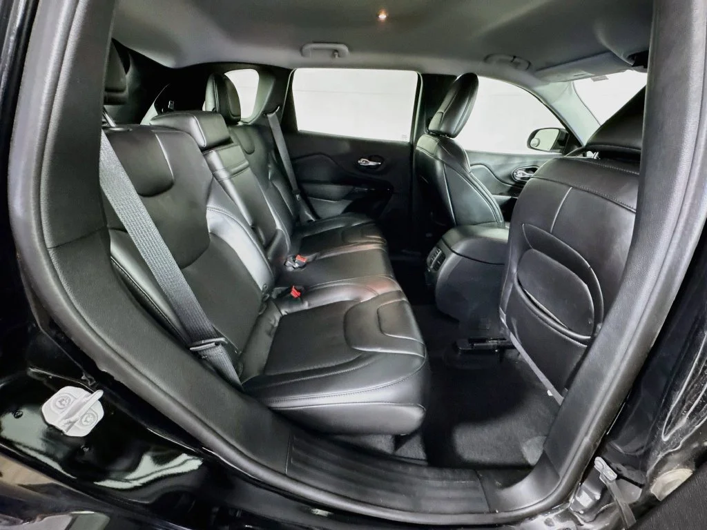 Used 2019 Black Jeep Latitude Plus image 34