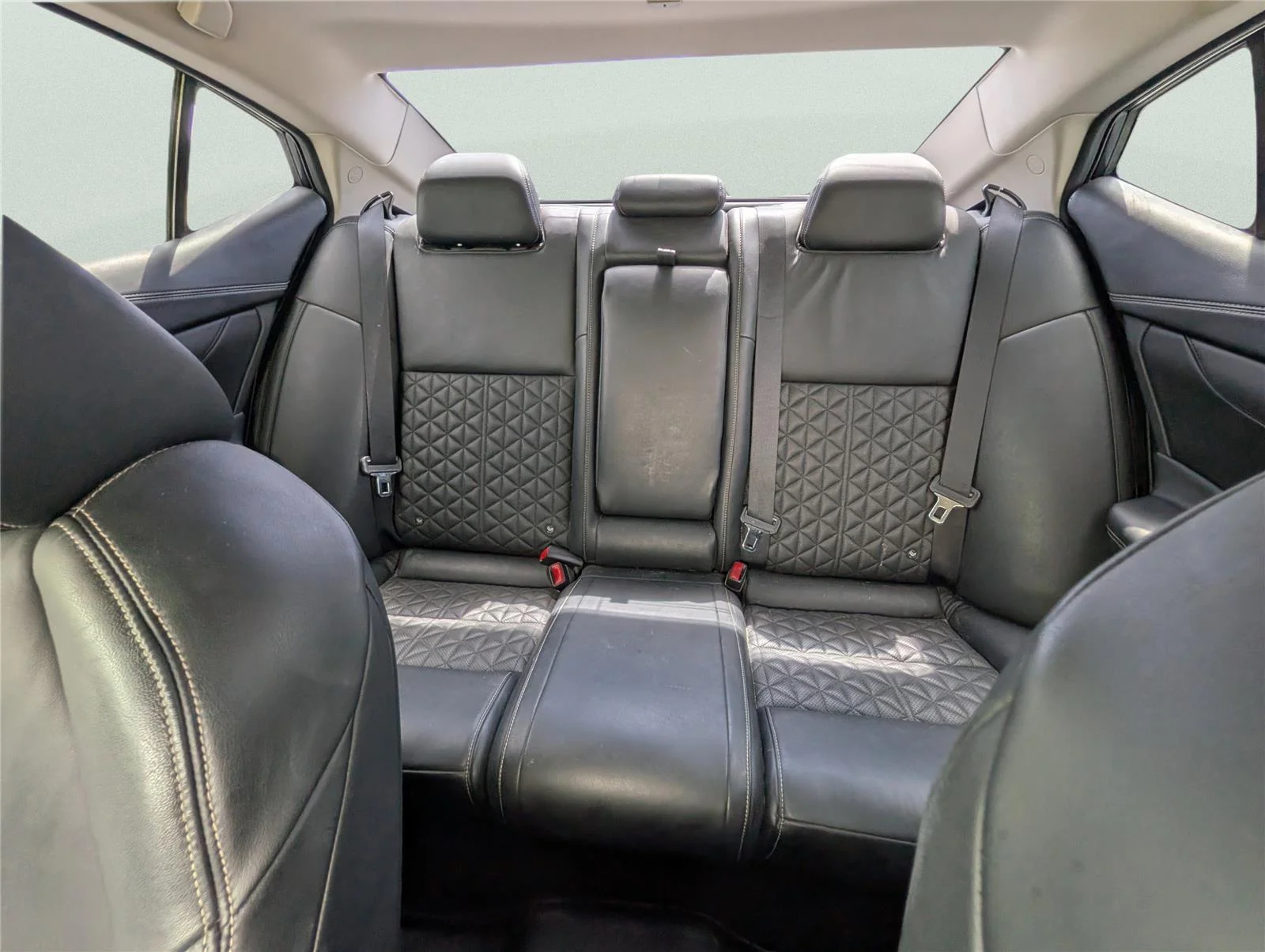 Used 2017 Pearl White Nissan Platinum image 12
