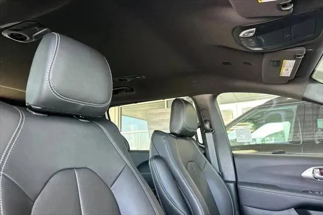 2026 Chrysler Pacifica Select - Photo 18