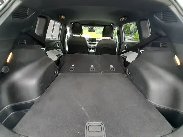 Used 2024 Silver Jeep Latitude image 40