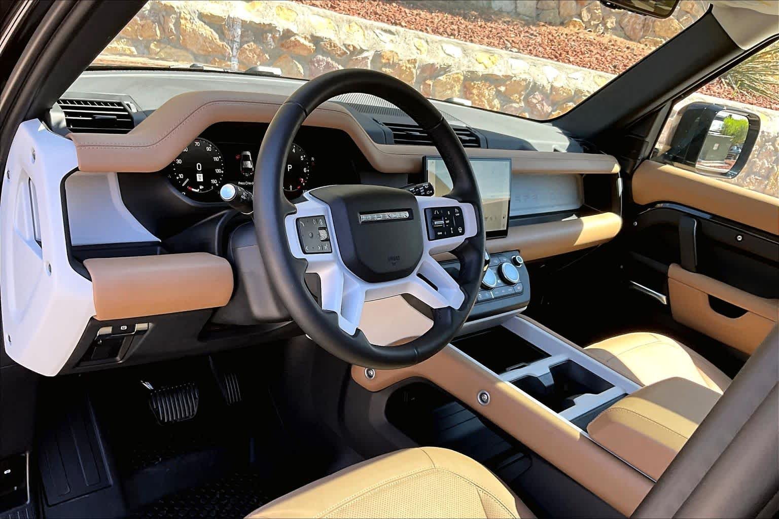 Used 2025 Santorini Black Metallic Land Rover S image 4