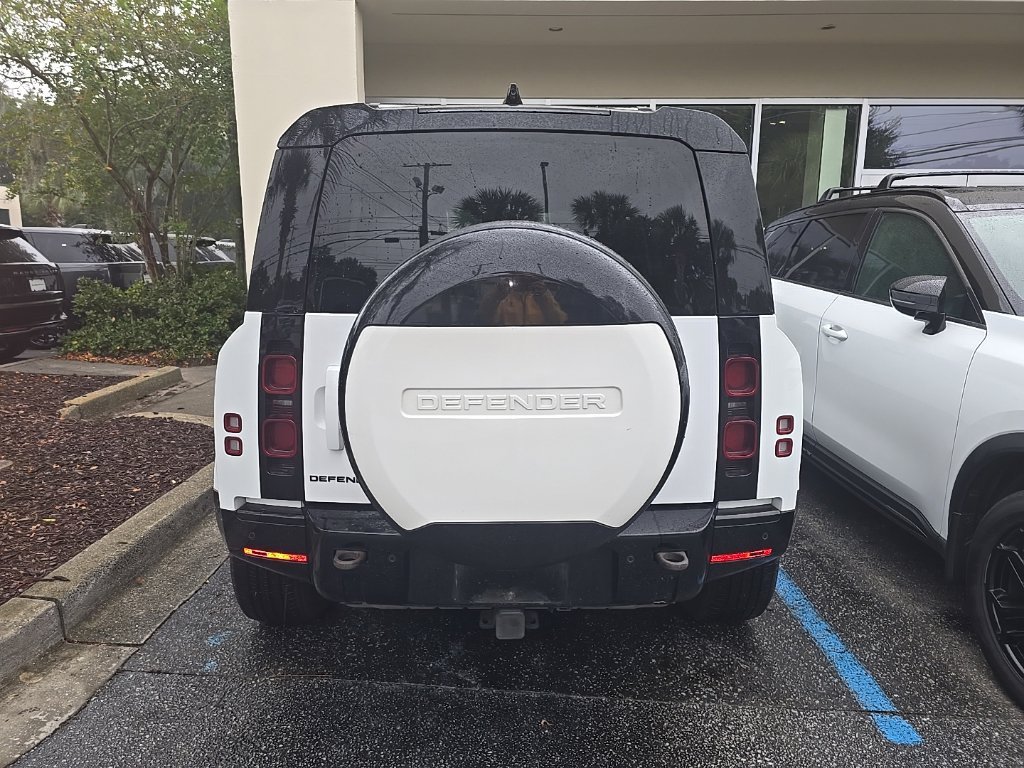 Used 2024 White Land Rover X-Dynamic SE image 4