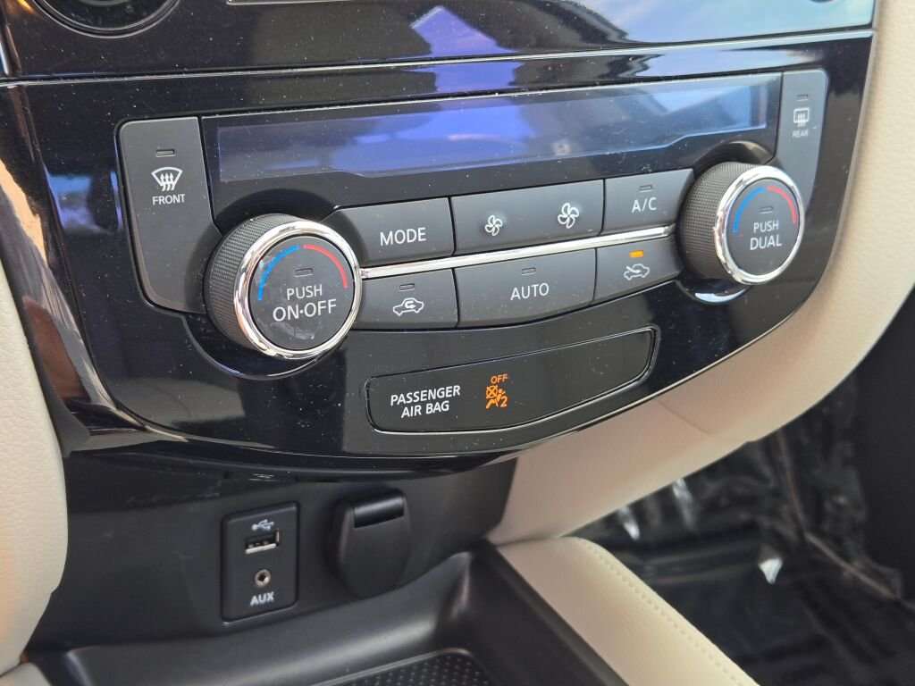 Used 2018 Silver Nissan SL image 27