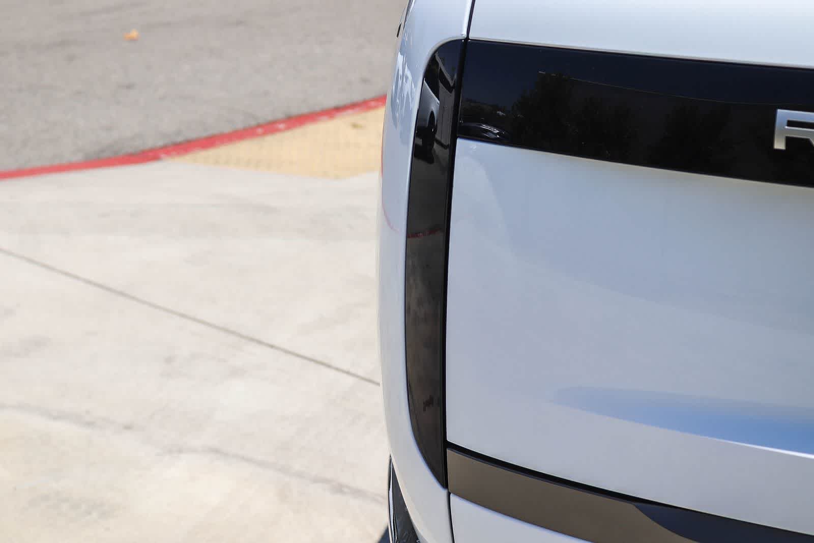 New 2026 Fuji White Land Rover SE image 7