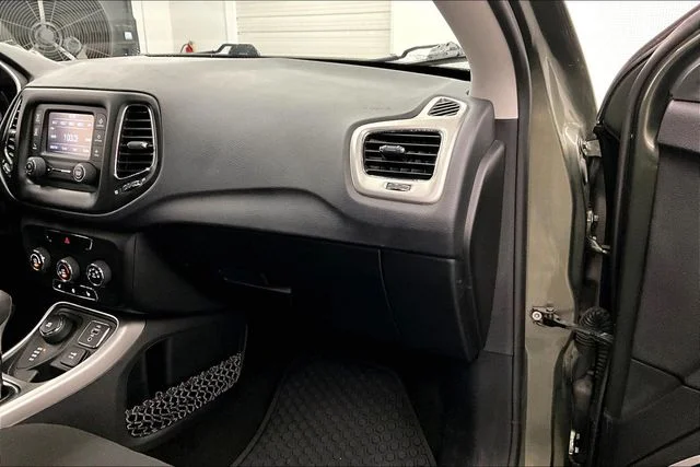 Used 2018 Olive Green Pearlcoat Jeep Sport image 18