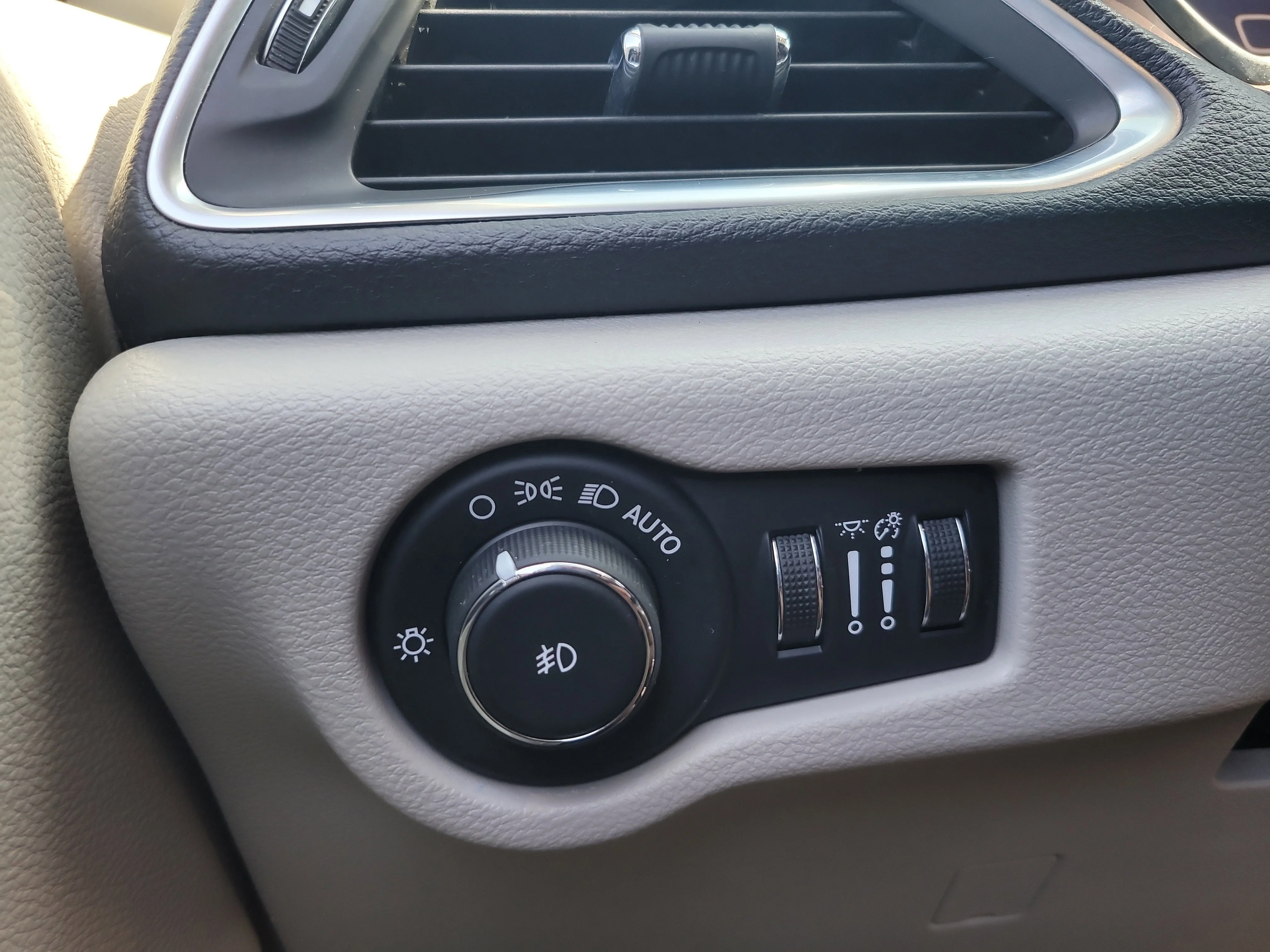 Used 2020 Bright White Clearcoat Chrysler Limited image 30