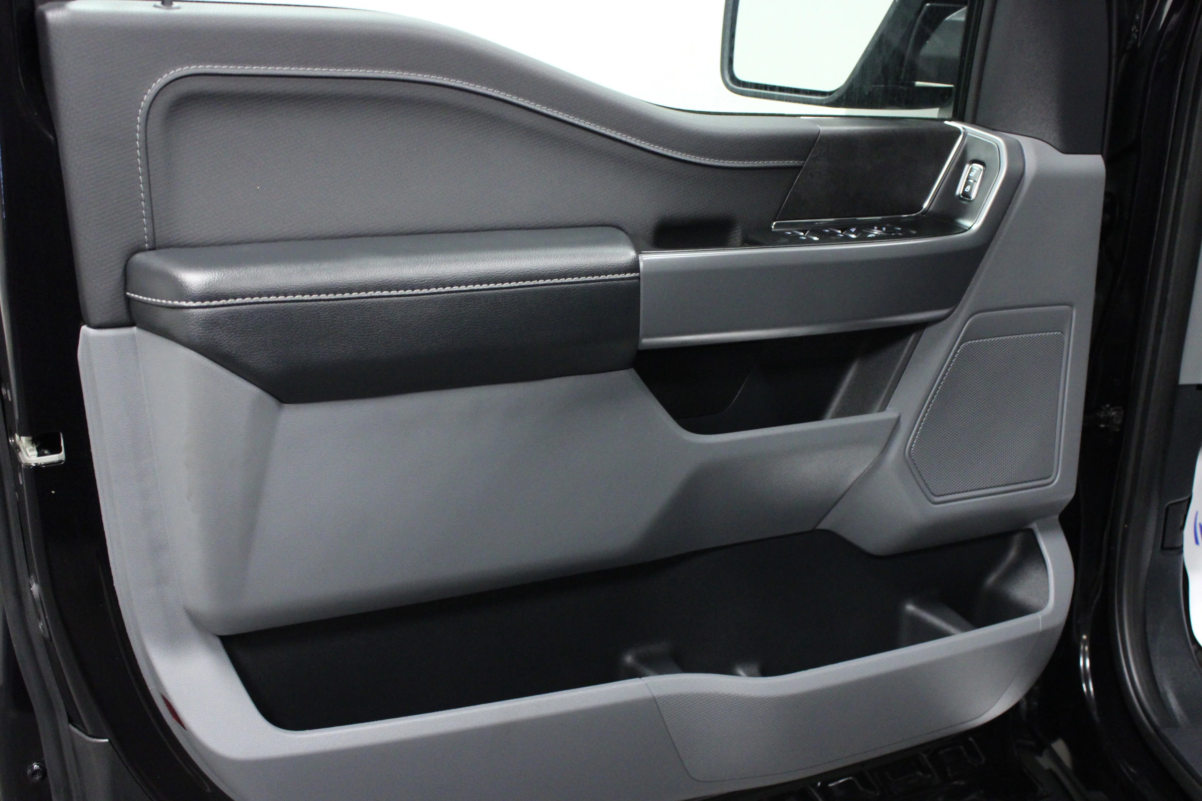 Used 2025 Black Metallic Ford XLT image 11