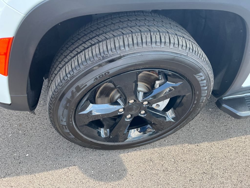 Used 2024 White Jeep Altitude image 9