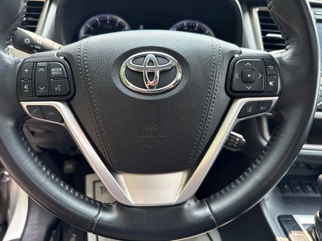 Used 2019 Silver Toyota XLE image 27