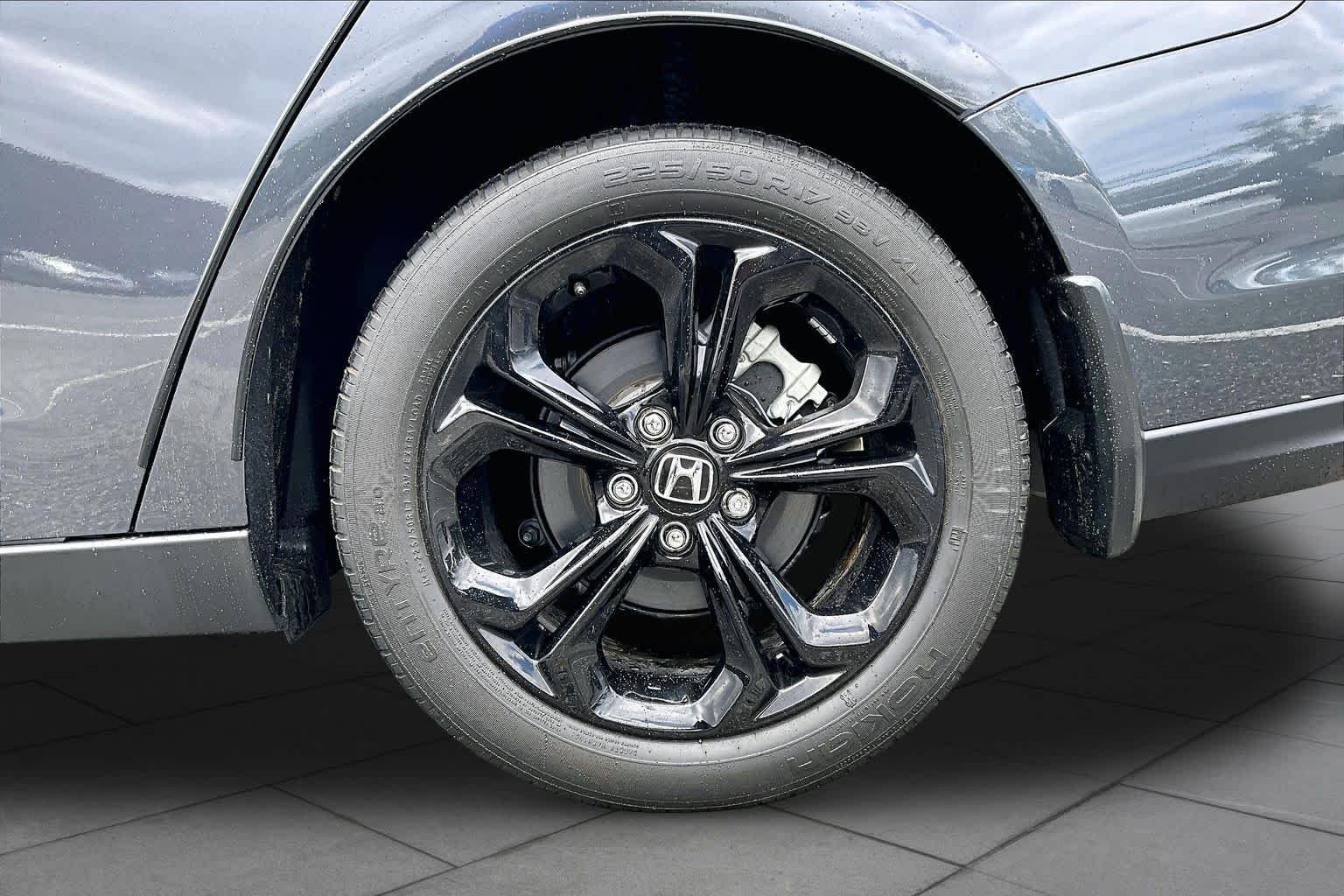Used 2025 Meteorite Gray Metallic Honda SE image 10