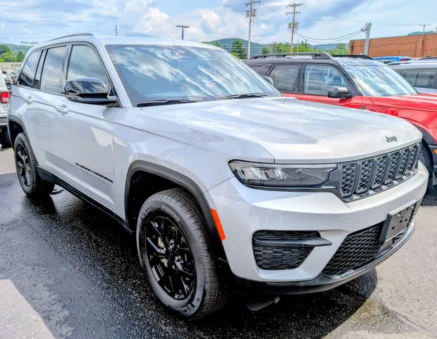Used 2025 Silver Zynith Jeep Altitude X image 3