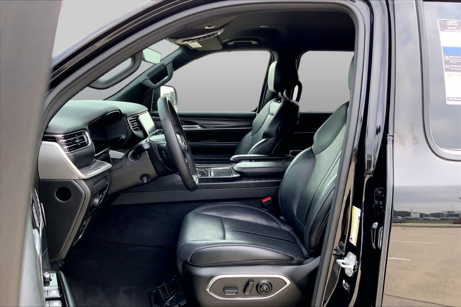 Used 2024 Diamond Black Crystal Pearlcoat Jeep Series II image 8