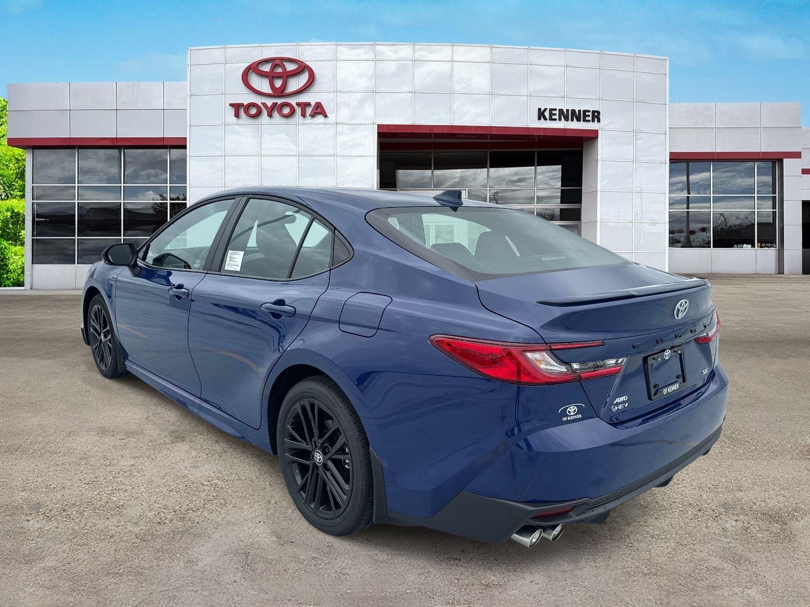 Used 2026 Reservoir Blue Toyota se image 4