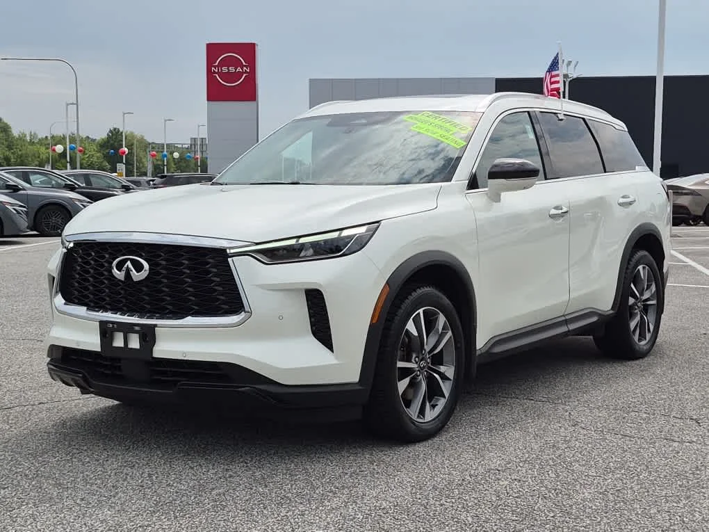 Used 2023 Majestic White INFINITI LUXE image 1