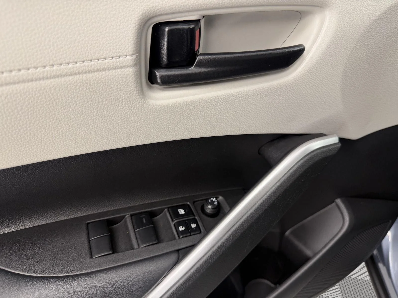 Used 2022 Celestite Toyota L image 8