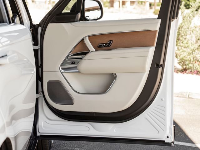 Used 2025 Icy White Gloss Land Rover SV image 31