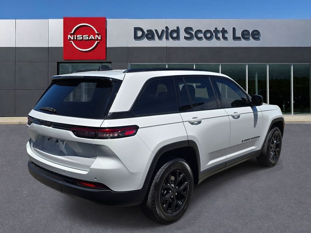 Used 2025 White Jeep Altitude X image 5