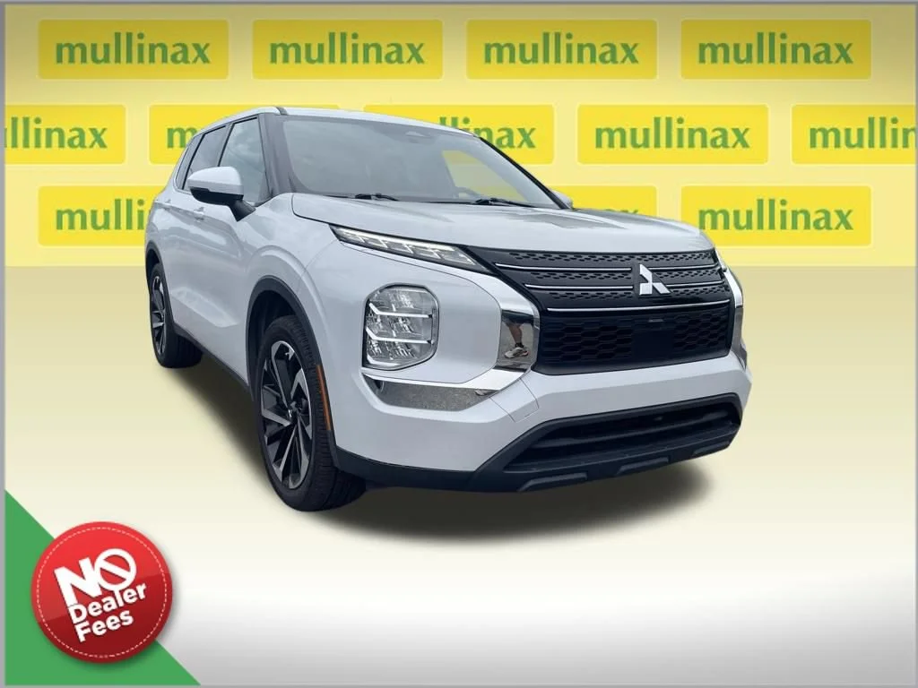 2022 Mitsubishi Outlander ES FWD's photo