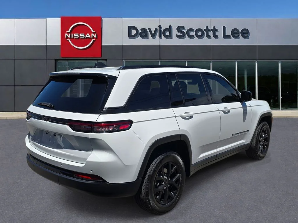 Used 2025 White Jeep Altitude X image 5