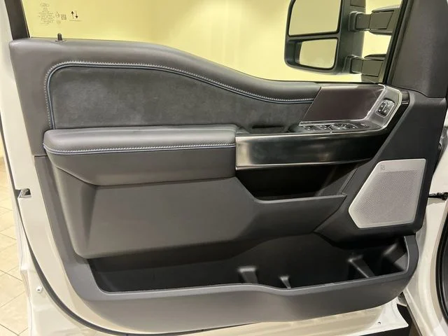New 2027 Star White Metallic Tri-Coat Ford F-550® Platinum image 20