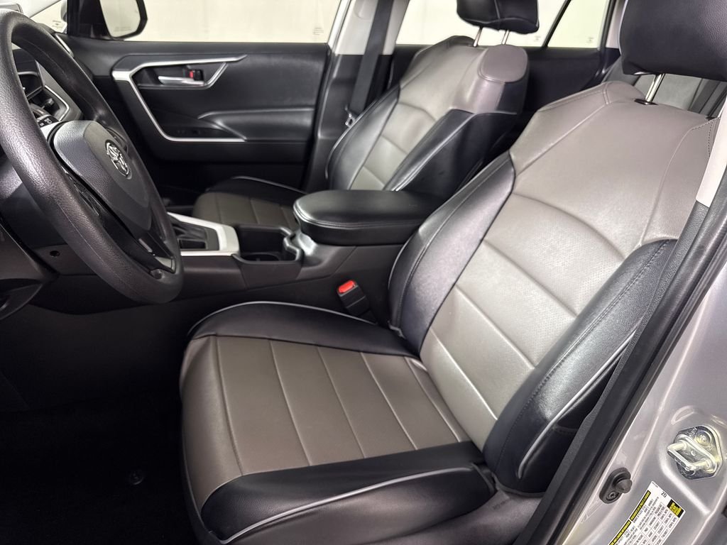 2025 Toyota RAV4 XLE - Photo 11