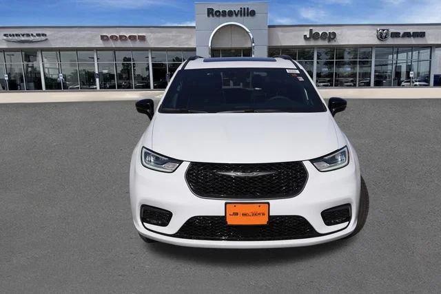 New 2026 Bright White Clear-Coat Exterior Paint Chrysler Limited image 9