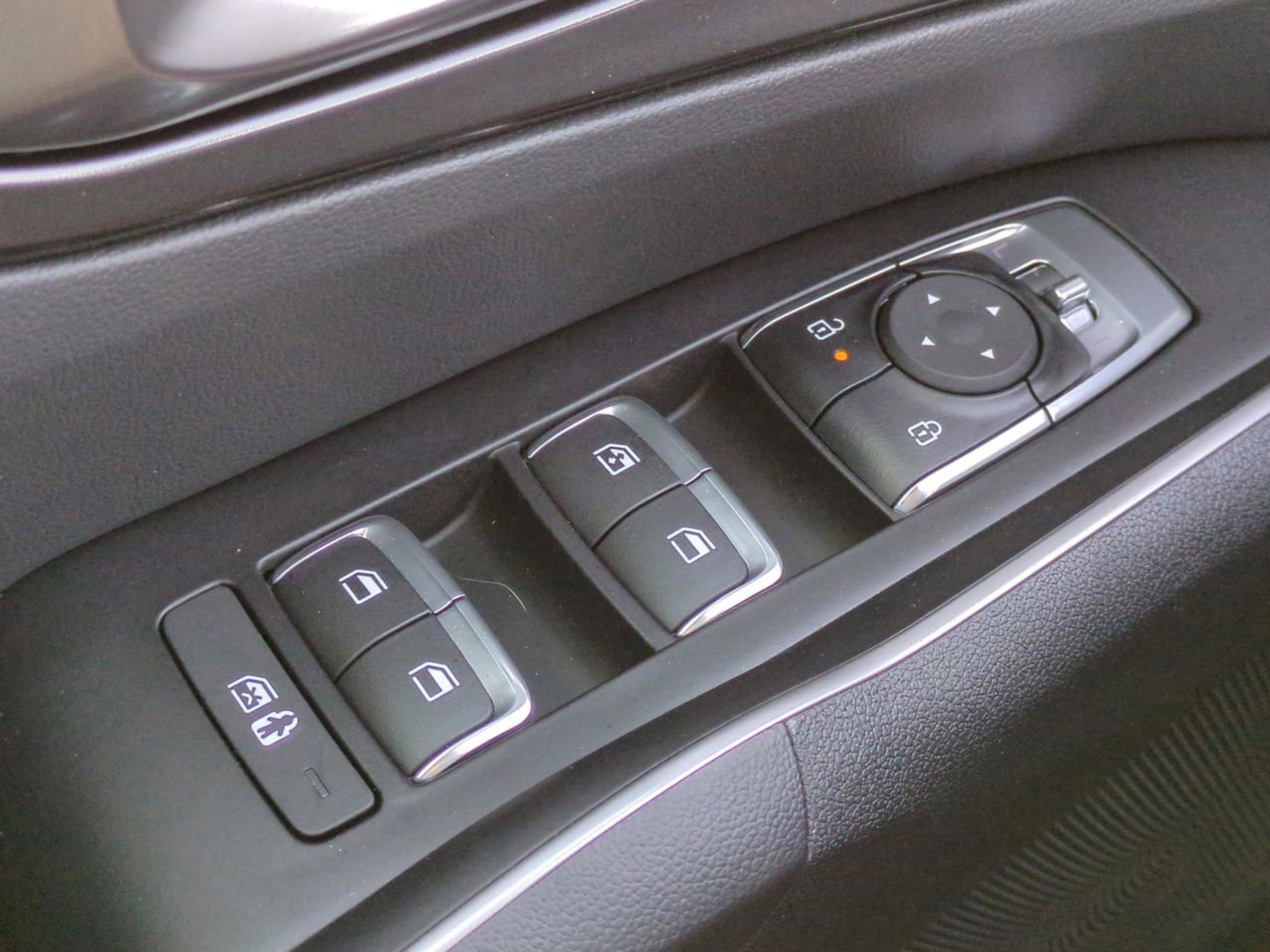 New 2026 Glacial White Pearl Kia LX image 20