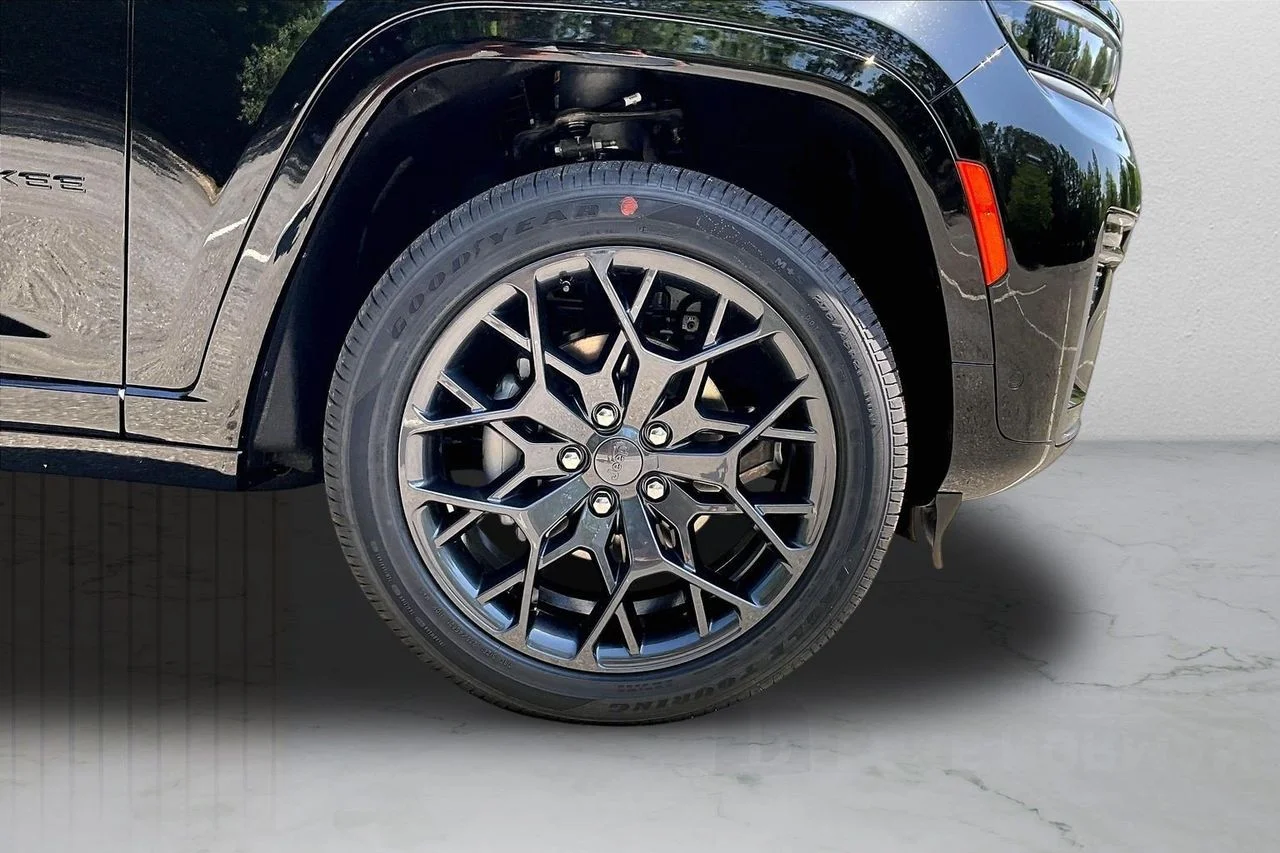 New 2026 Diamond Black Crystal Pearl-Coat Exterior Paint Jeep Summit image 34