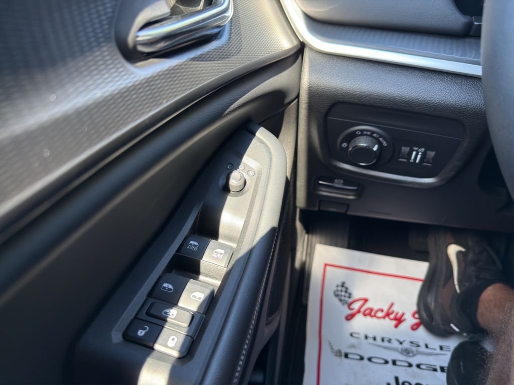 Used 2024 Baltic Gray Metallic Clearcoat Jeep Altitude X image 20