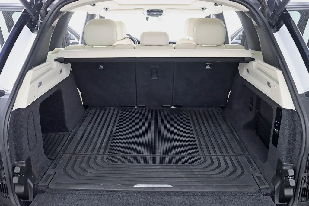 Used 2023 White Land Rover SE image 36