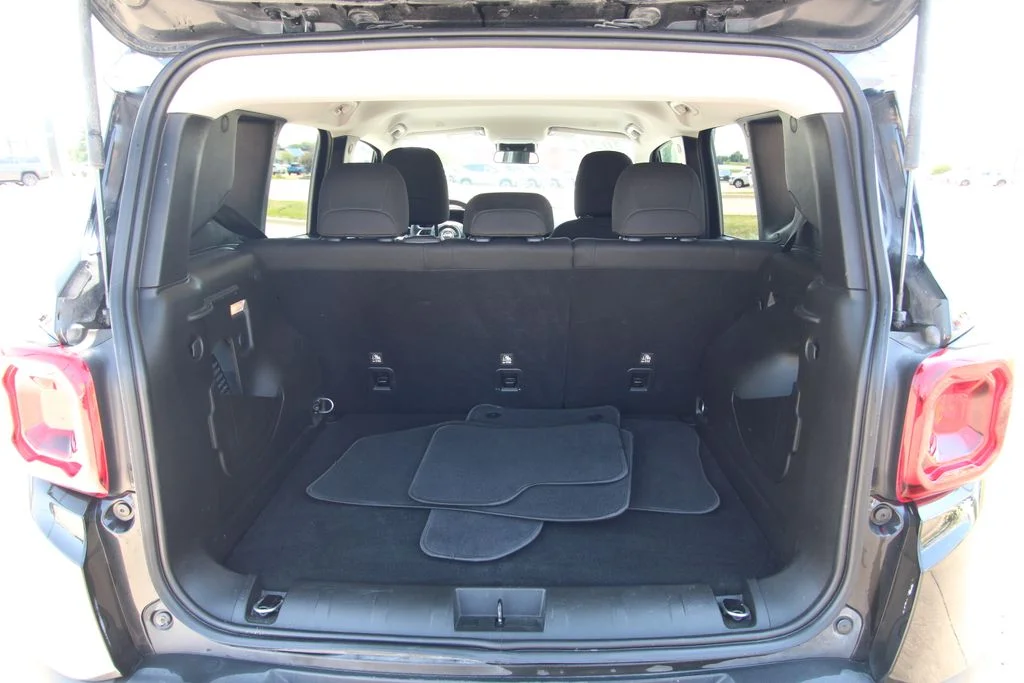 Used 2021 Black Jeep Latitude image 13