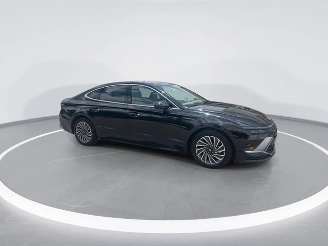 Used 2025 Black Hyundai Limited image 9