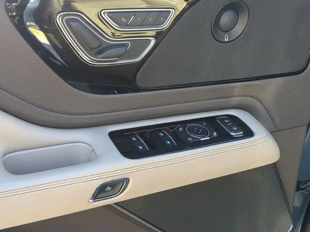 Used 2020 Blue Lincoln Reserve image 13