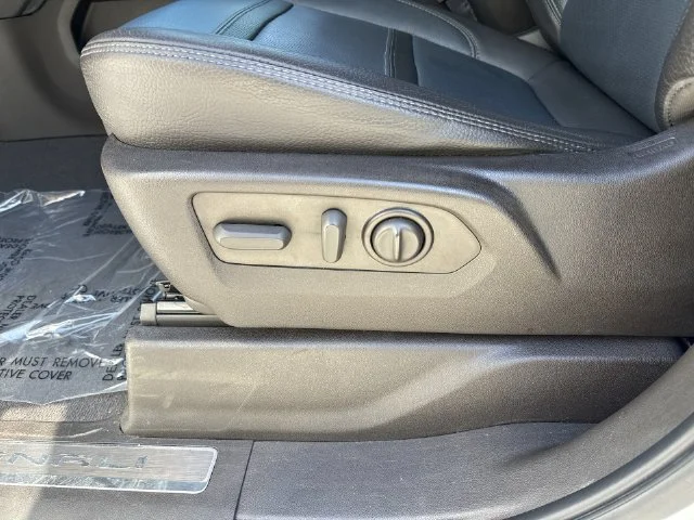 Used 2022 White GMC Denali image 30