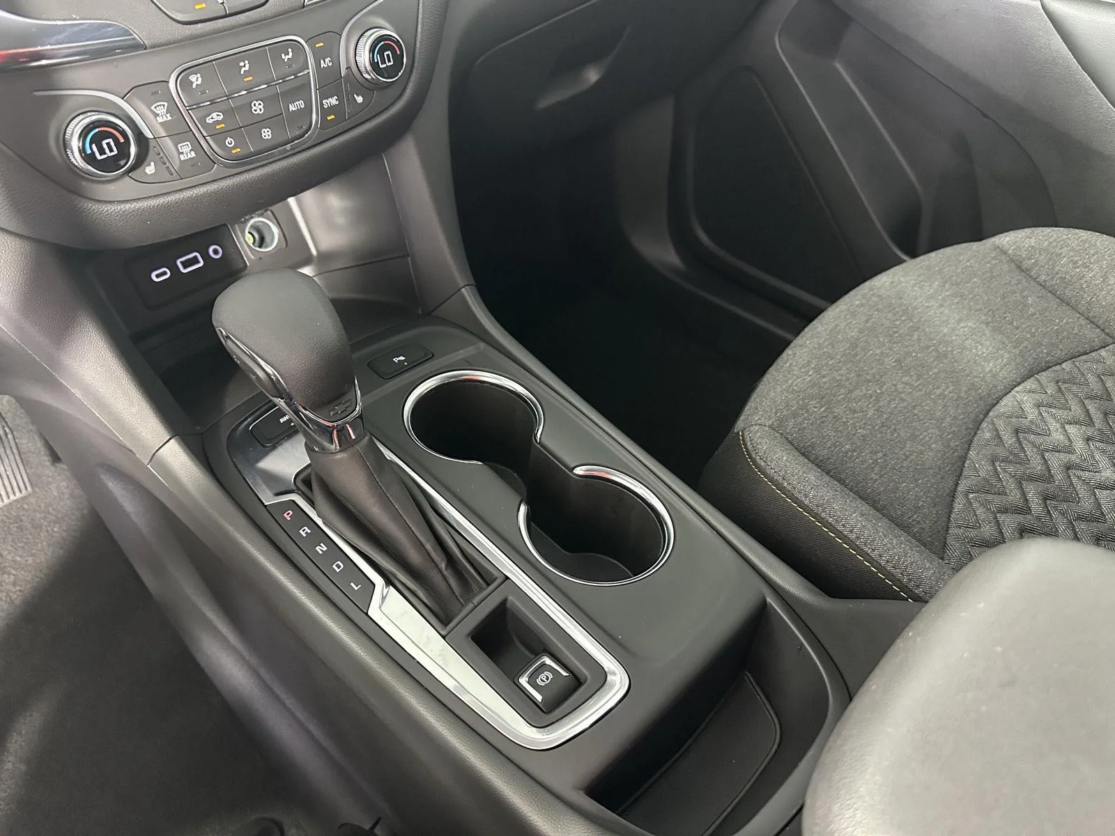 Used 2024 Summit White Chevrolet LT image 25
