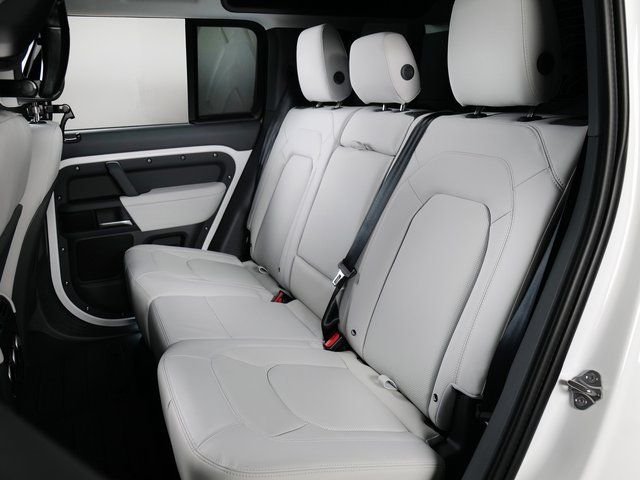 New 2026 Fuji White Land Rover X-Dynamic SE image 5