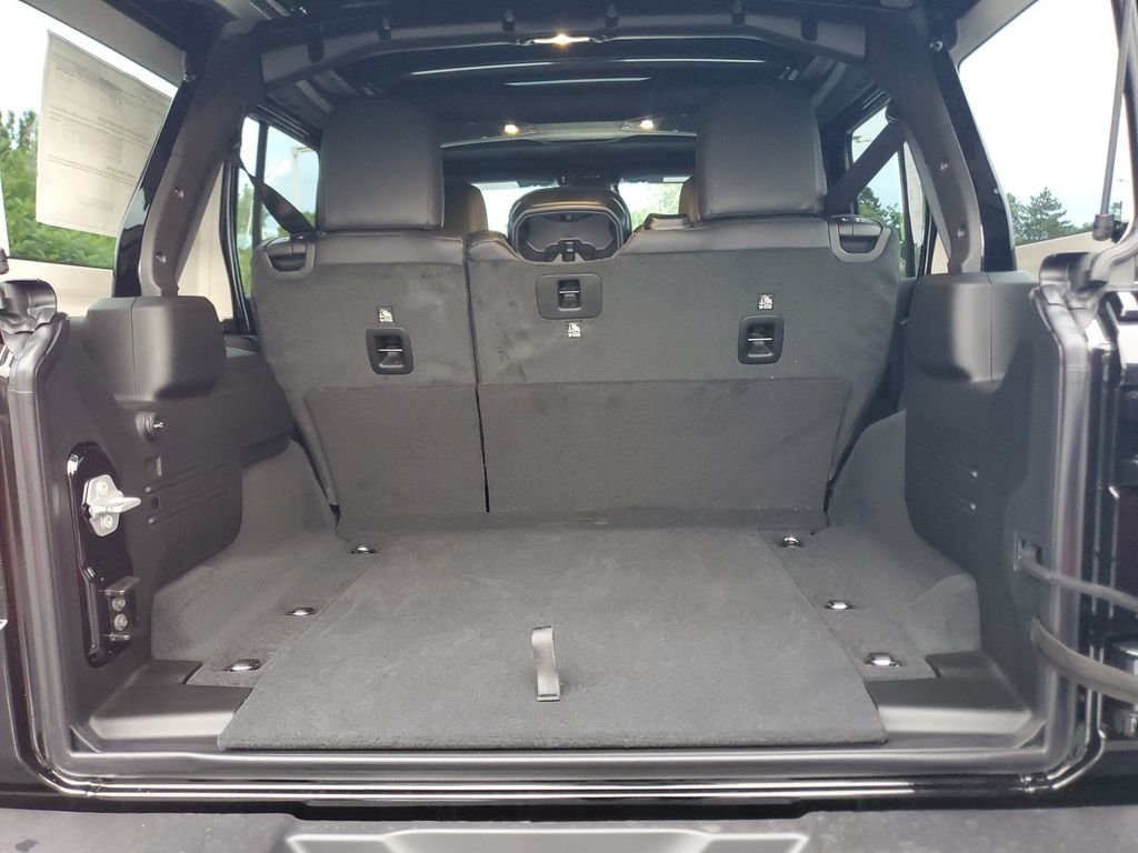 New 2026 Black Clear-Coat Exterior Paint Jeep Sahara image 9
