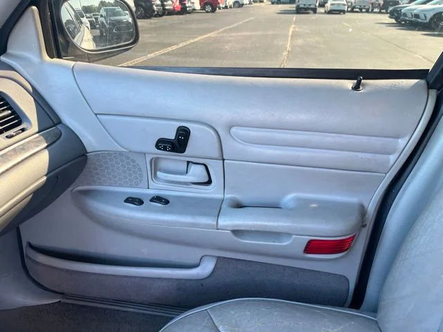 Used 2000  Ford LX image 21
