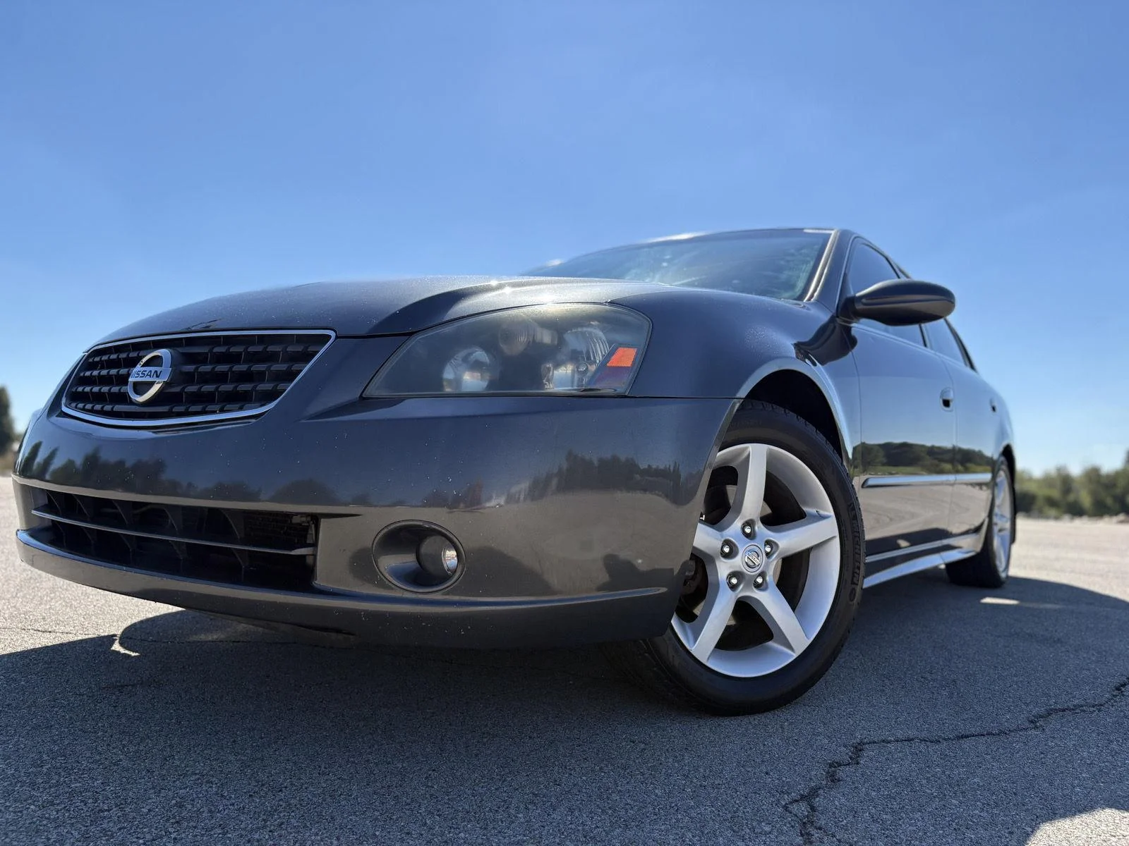 Used 2005 Smoke Metallic Nissan 3.5 SE image 17