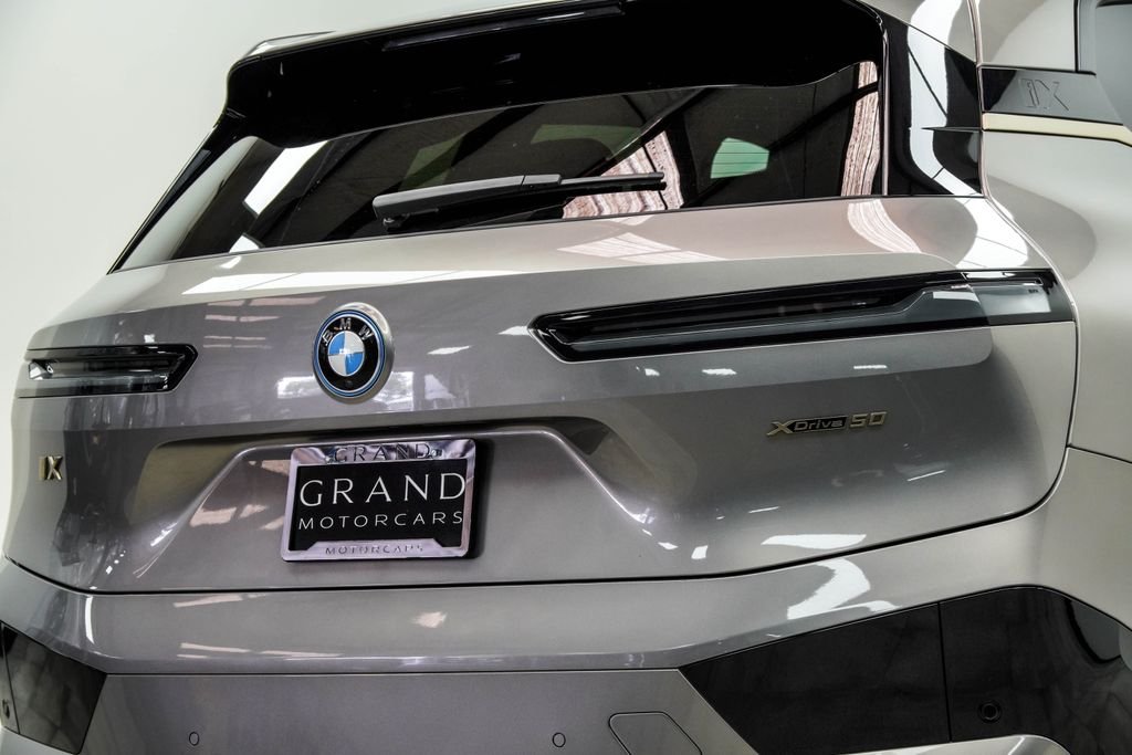Used 2024 Gray BMW xDrive50 image 16