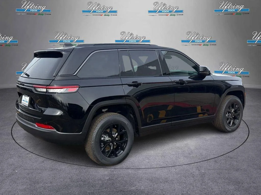 New 2026 Diamond Black Crystal Pearlcoat Jeep Laredo Altitude image 3