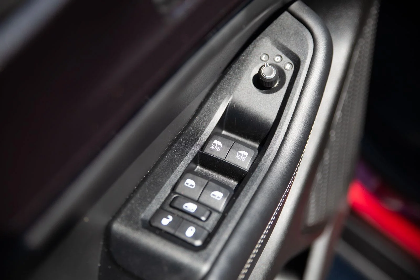 Used 2023 Velvet Red Pearlcoat Jeep Altitude image 19