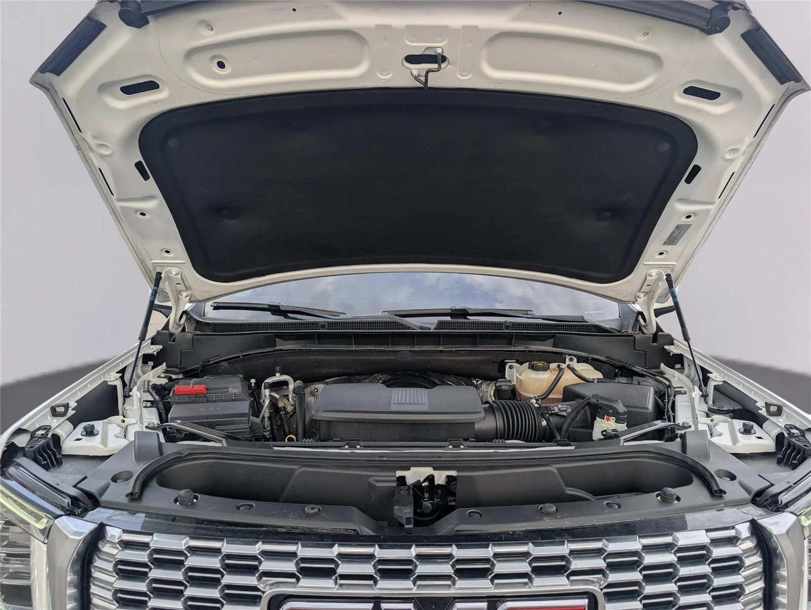 Used 2022 White Frost Tricoat GMC Denali image 36