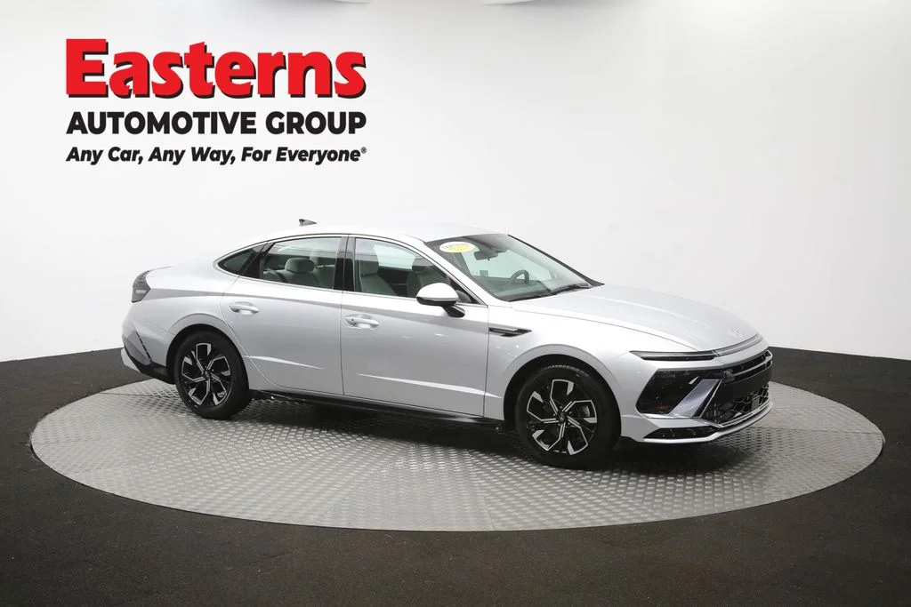 Used 2025 Silver Hyundai SEL image 48