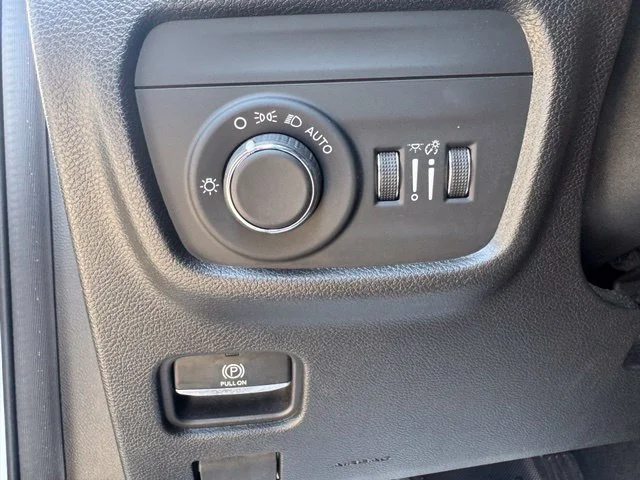 Used 2022 White Jeep Altitude image 23