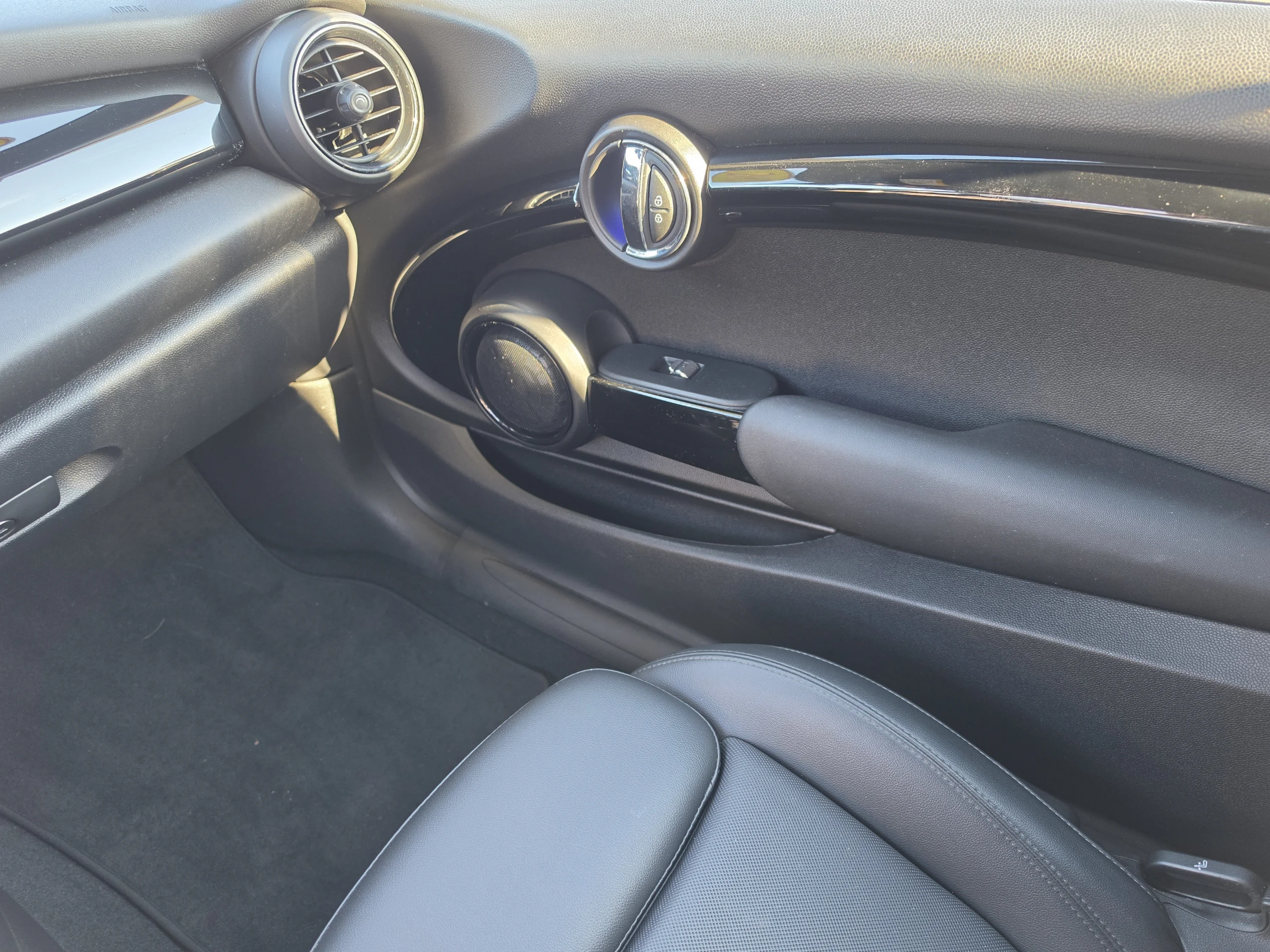 Used 2019 Pepper White MINI Cooper S image 21