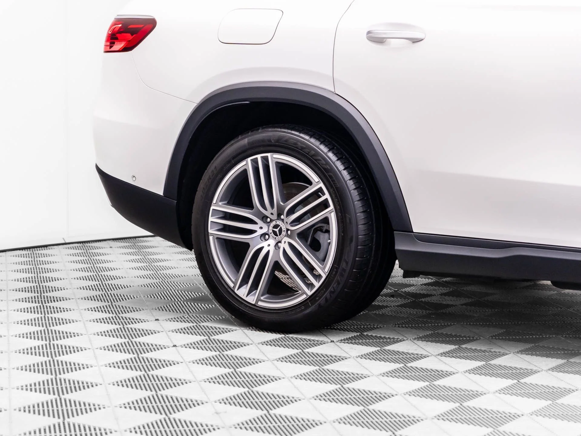 Used 2024 White Mercedes-Benz GLS 450 image 39