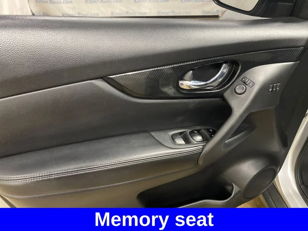 Used 2017 Silver Nissan SL image 8